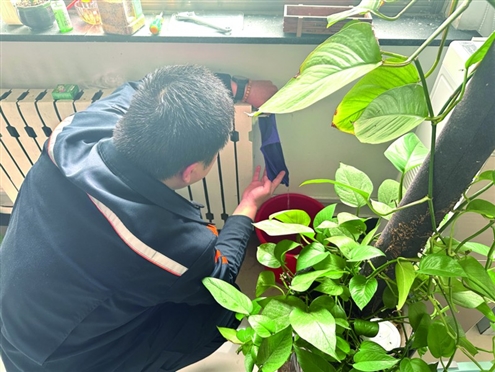 济南热力集团的供暖管家在梁阿姨家检修 受访者供图